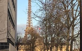 studio pour deux face a la tour Eiffel